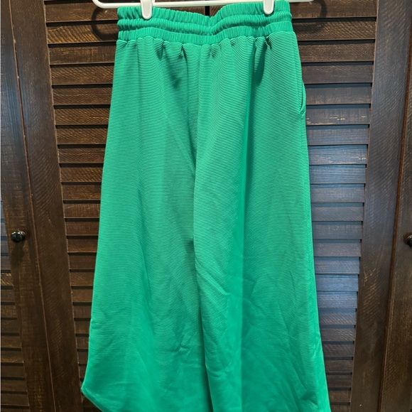 Green Zip-Up Top and Pants Set - Picture 5 of 6